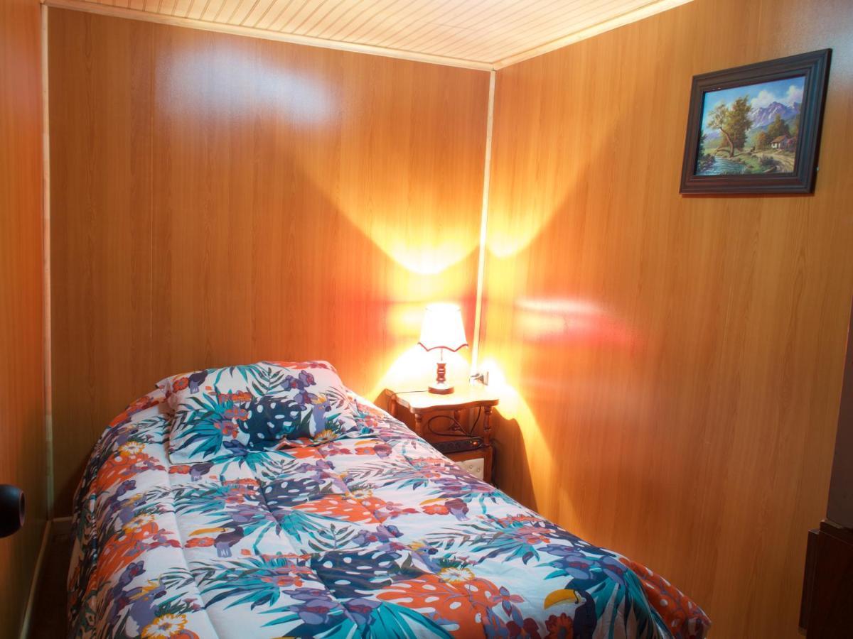 Hostal Traveltour El Campesino Пуерто Наталес Екстериор снимка